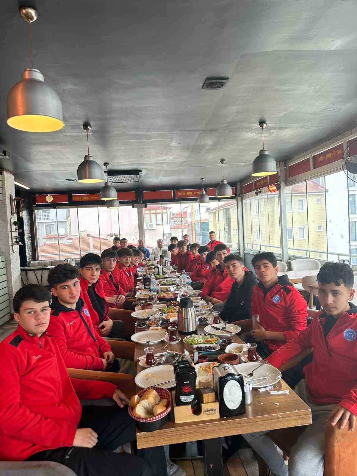 Şampiyon olan 1299 Bilecik Kulübü kahvaltıda buluştu