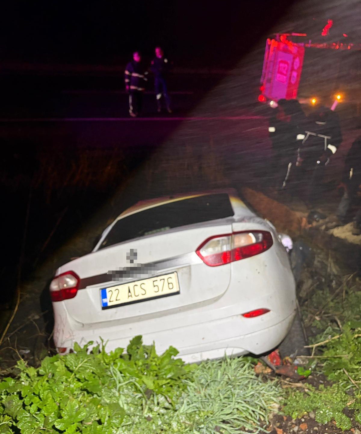 Edirne&rsquo;de şarampole devrilen otomobildeki 2 kişi hayatını kaybetti
