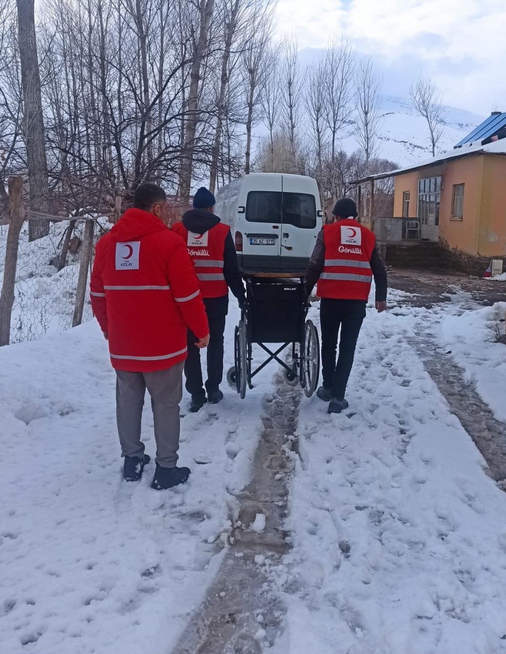 Kızılay&rsquo;dan gazi eşine tekerlekli sandalye desteği
