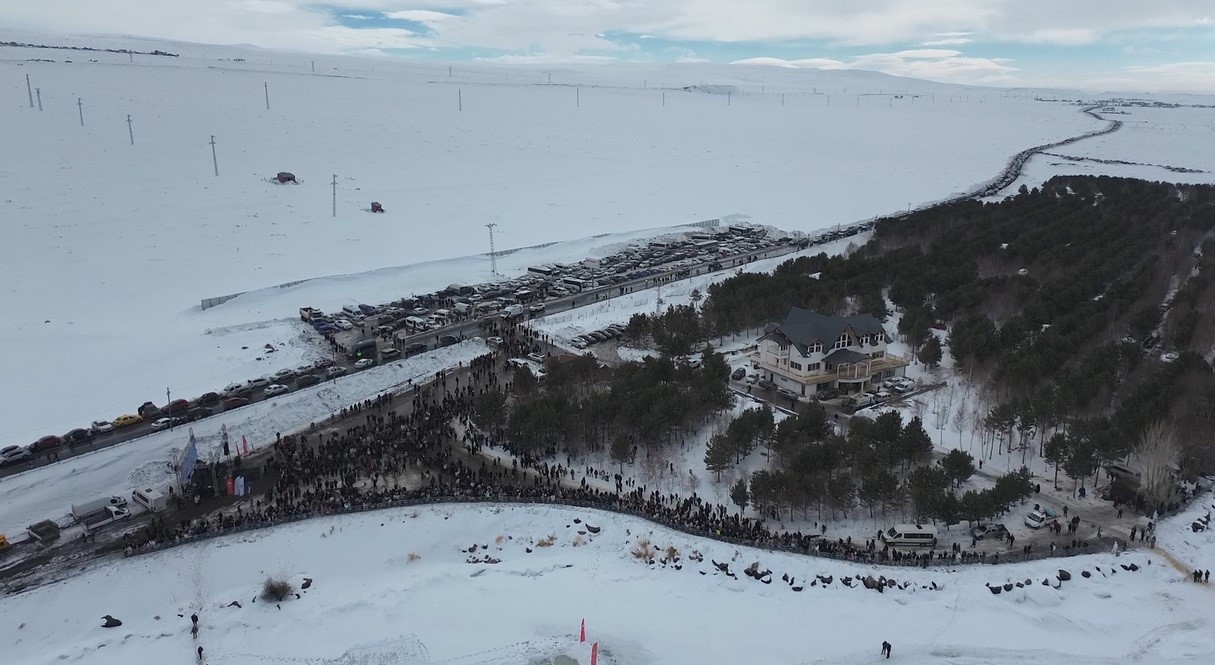 &Ccedil;ıldır G&ouml;l&uuml;&rsquo;nde adım atacak yer kalmadı
