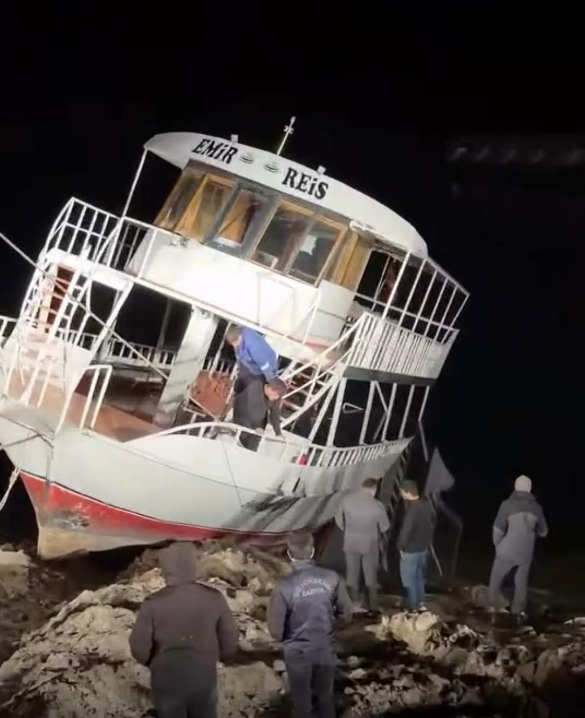 Diyarbakır’da kısmen batan tekne halat yardımıyla kurtarıldı