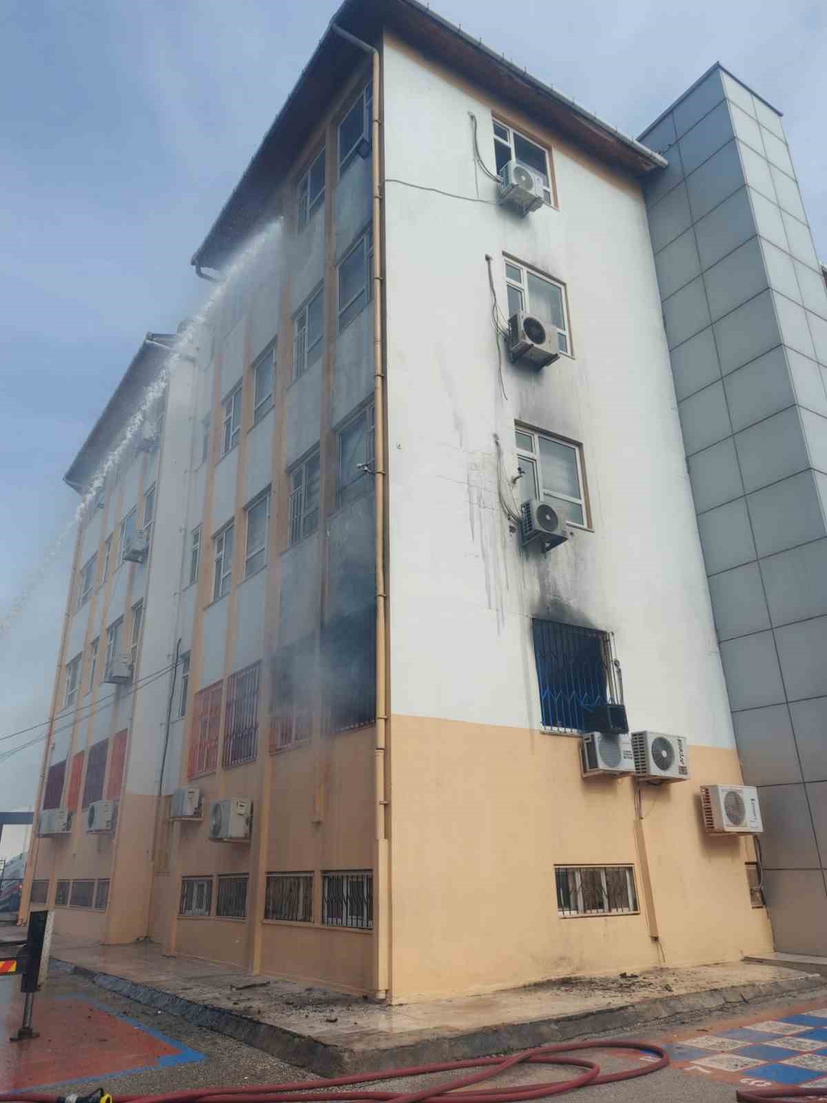 Antalya&rsquo;da ilkokulda yangın &ccedil;ıktı: &Ouml;ğrenciler tahliye edildi
