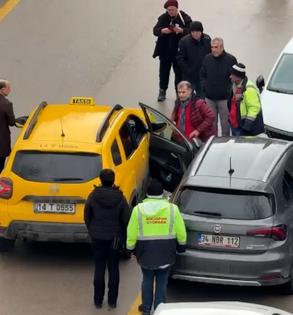 Park halindeki aracın açılan kapısına taksi çarptı