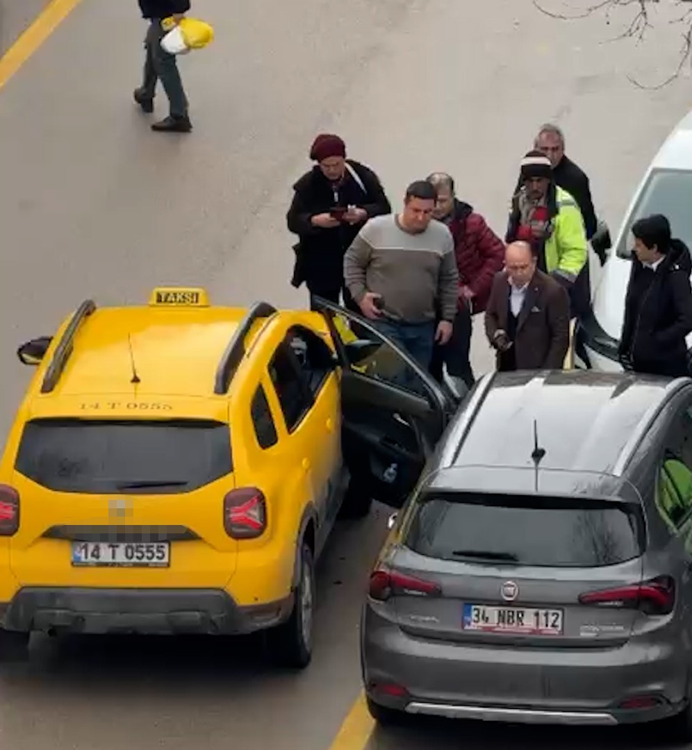 Park halindeki aracın a&ccedil;ılan kapısına taksi &ccedil;arptı
