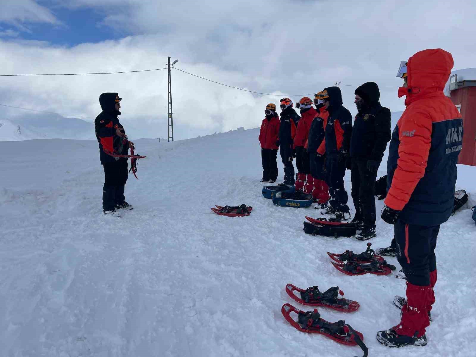 Hakkari’de itfaiye ve AFAD personeline ‘Çığda Farkındalık Eğitimi’ verildi