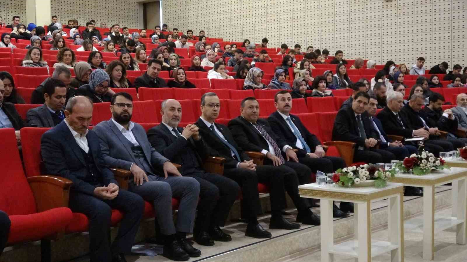 Kilis&rsquo;te &rsquo;K&uuml;resel Tehditler Karşısında Manevi Vatan ve Aile&rsquo; &ccedil;alıştayı d&uuml;zenlendi
