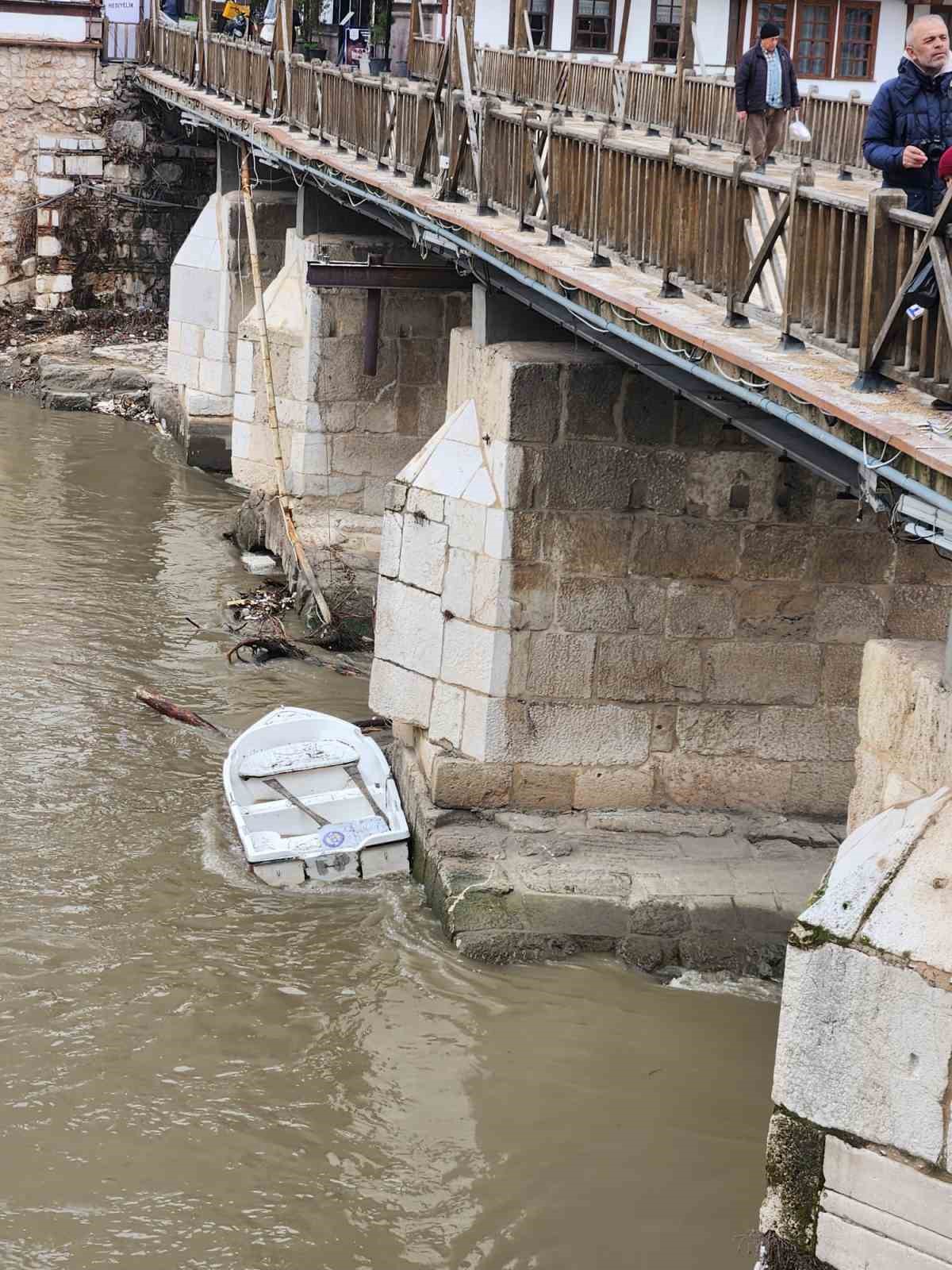 Yeşilırmak&rsquo;ın sularına kapılan kayık k&ouml;pr&uuml;ye takıldı
