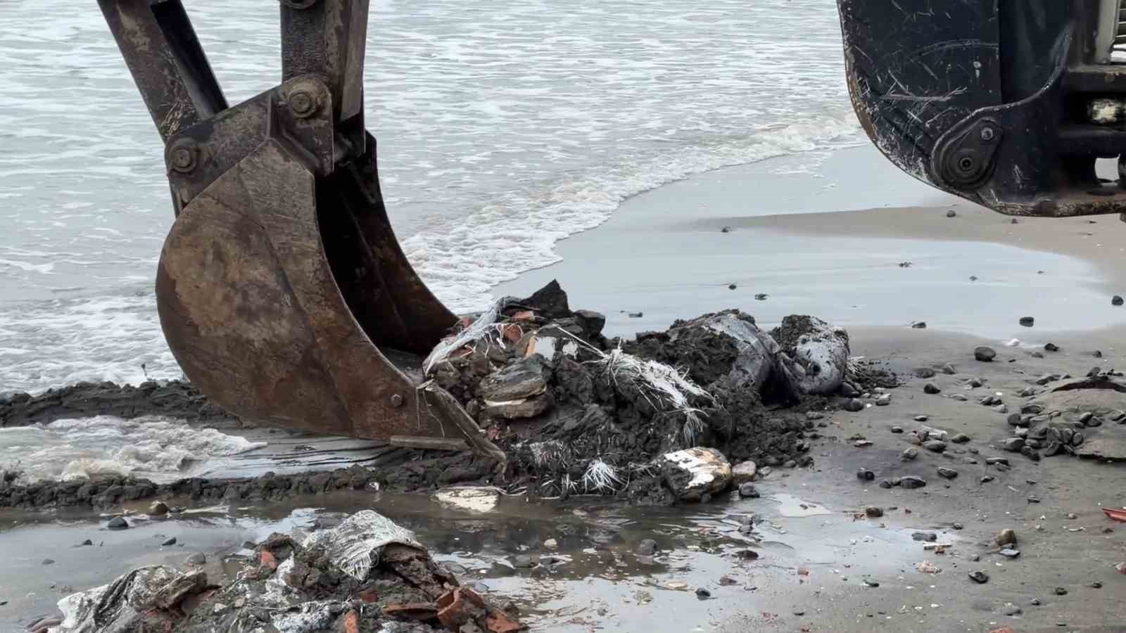 Samsun’da denize atılan çuvallar dolusu inşaat atığı temizlendi, inceleme başlatıldı