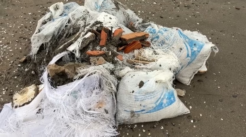 Samsun&rsquo;da denize atılan &ccedil;uvallar dolusu inşaat atığı temizlendi, inceleme başlatıldı
