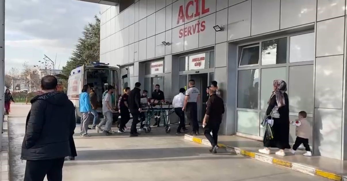 Kocaeli&rsquo;de konteyner ile tır dorsesi arasında sıkışan iş&ccedil;i yaralandı
