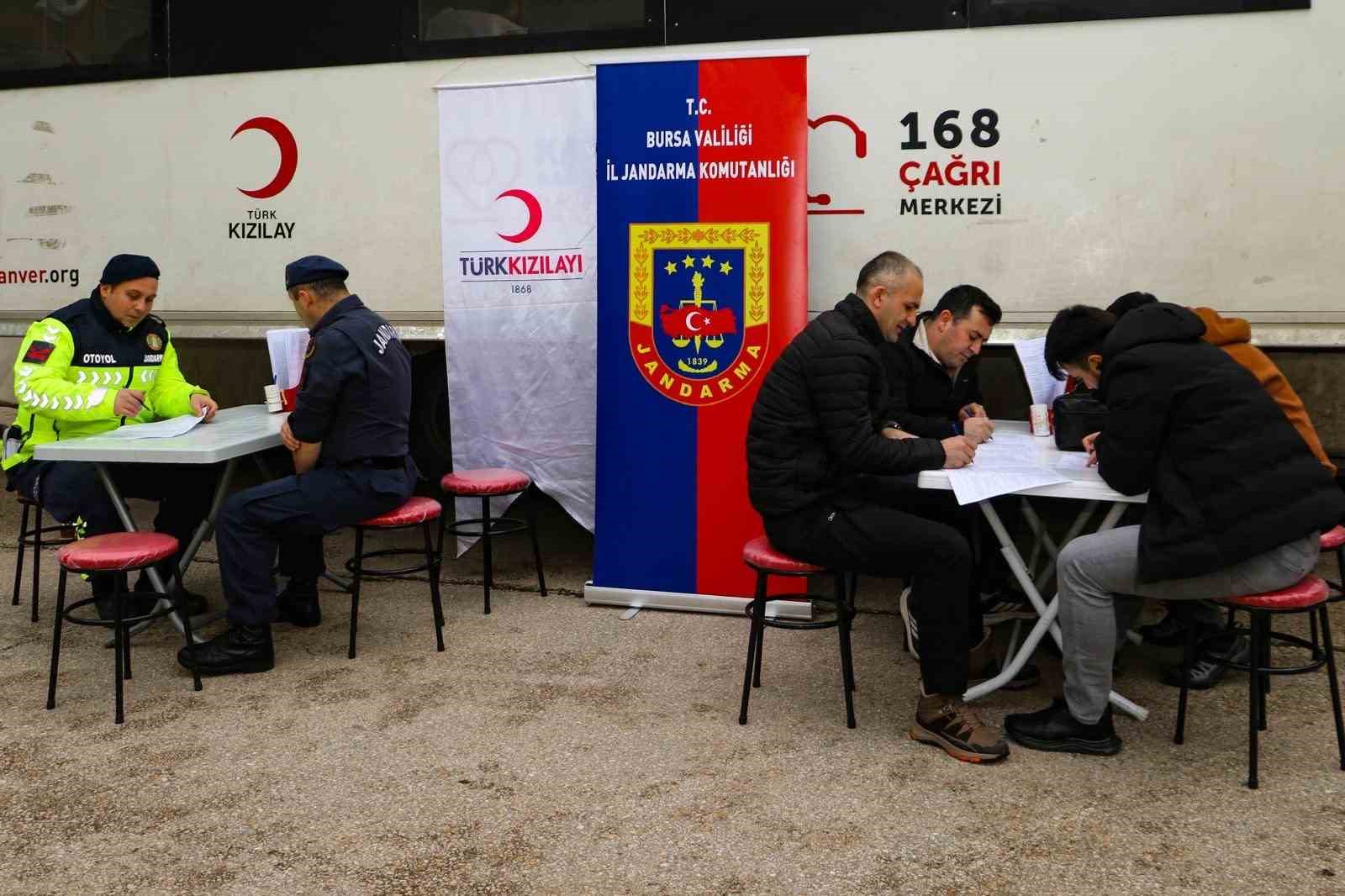 Bursa Jandarması&rsquo;ndan Kızılay&rsquo;a anlamlı katkı
