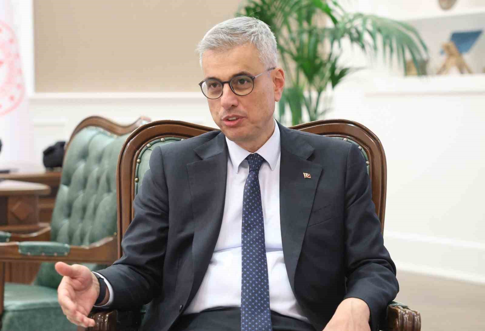 Sağlık Bakanı Memişoğlu, Sigarayı Bırakma Günü’nde Doğa ve sigarayı bıraktırdığı dedesiyle bir araya geldi