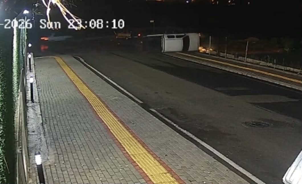 Osmaniye’de otomobille çarpışan kamyonet yan yattı: 2 yaralı