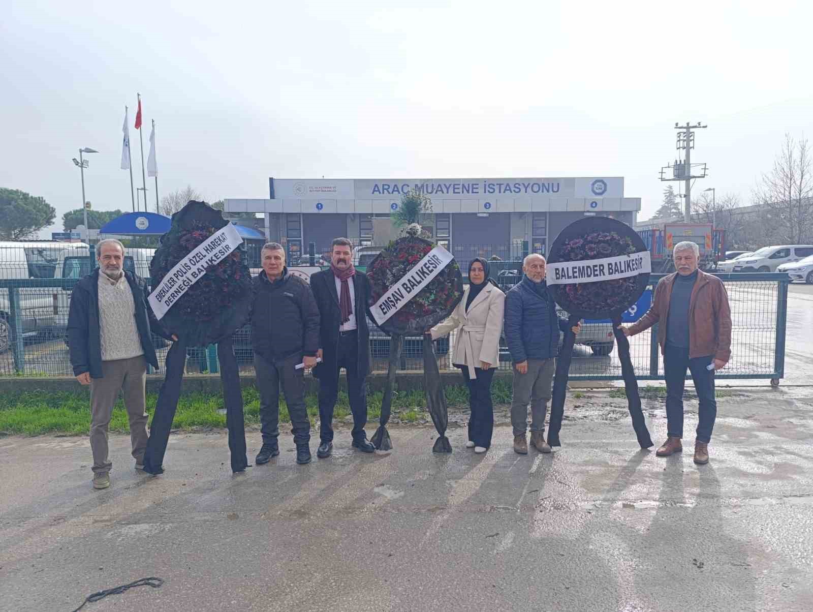 Balıkesir&rsquo;de T&Uuml;VT&Uuml;RK &ouml;n&uuml;nde siyah &ccedil;elenkli protesto

