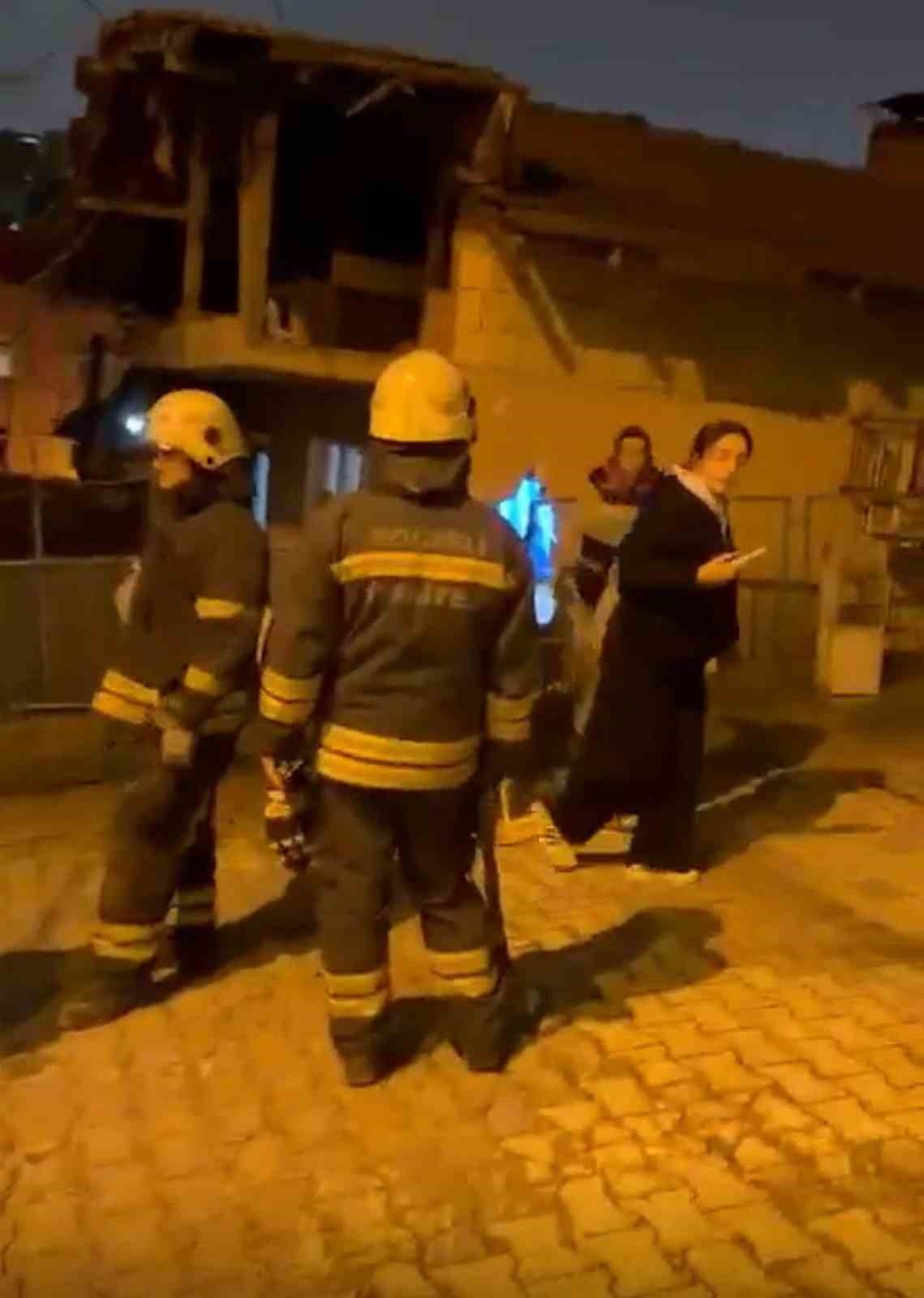 Evinde otururken kamyonetin &ccedil;arptığı duvarın altında kalarak yaralandı
