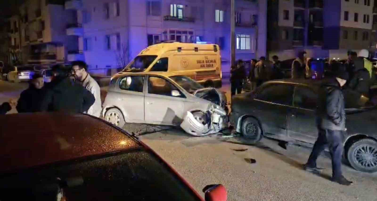 Otomobille çarpışan hafif ticari araç apartman boşluğuna savruldu: 2 yaralı
