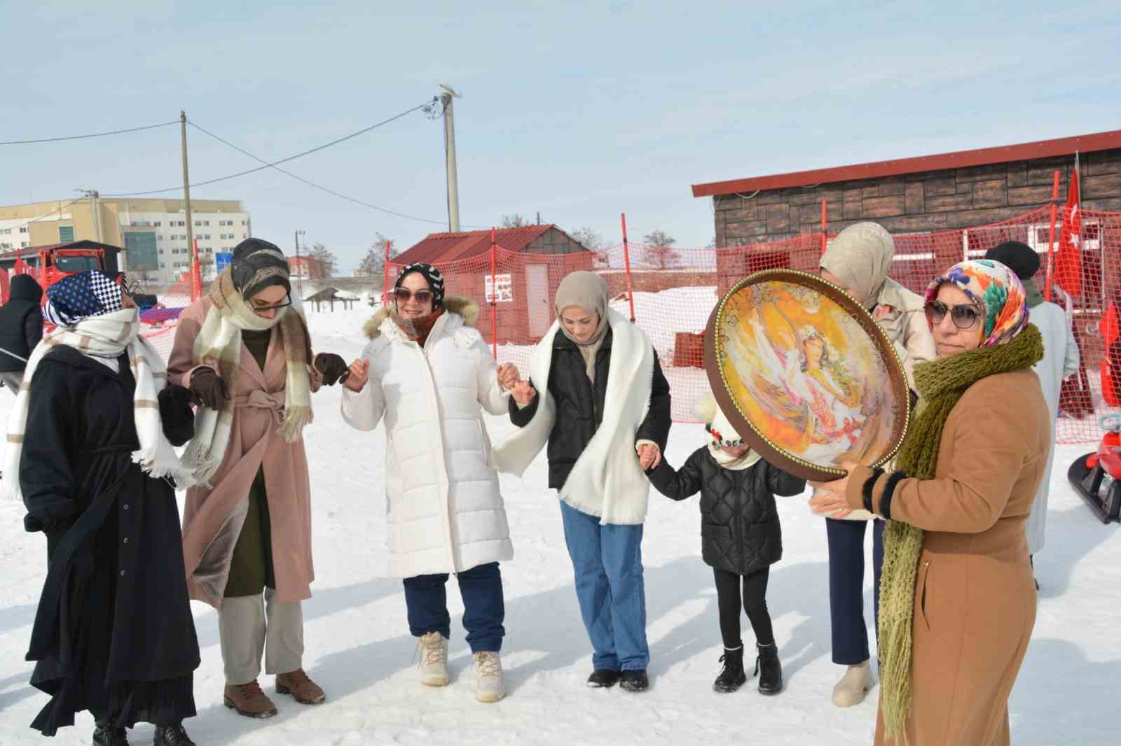 Kursiyer kadınlar kızakla kayıp halay &ccedil;ekmenin keyfini &ccedil;ıkardı
