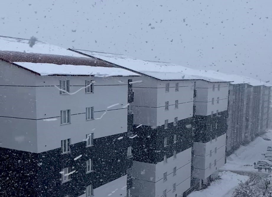 Bitlis&rsquo;te &ccedil;atıdan caddeye d&uuml;şen kar k&uuml;tleleri g&ouml;rsel ş&ouml;len sundu
