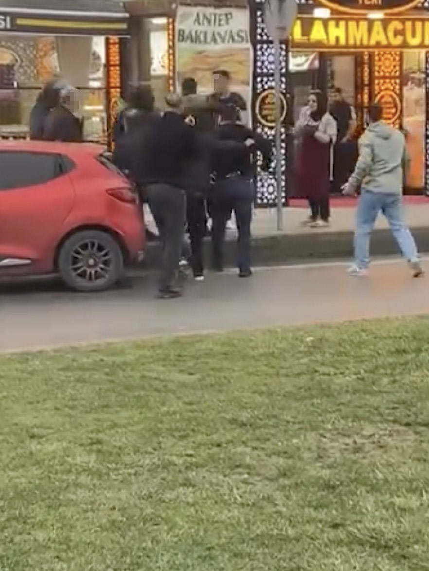 Aralarına aldıkları kişi tekme tokat d&ouml;vd&uuml;ler: O anlar kamerada
