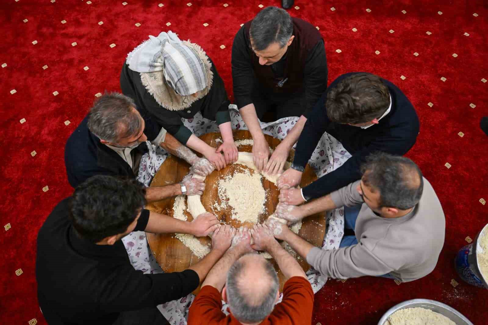 Vali Mustafa &Ccedil;ift&ccedil;i, Yazıpınar k&ouml;y&uuml;nde tel helvası geleneğine katıldı
