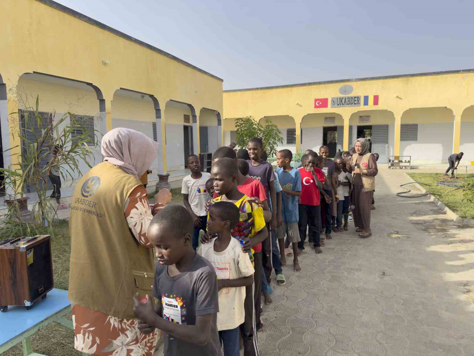 UKABDER&rsquo;den Afrika &Ccedil;ad&rsquo;da iyilik seferberliği: Binlerce paket erzak, on binlerce ekmek ihtiya&ccedil; sahiplerine ulaştı
