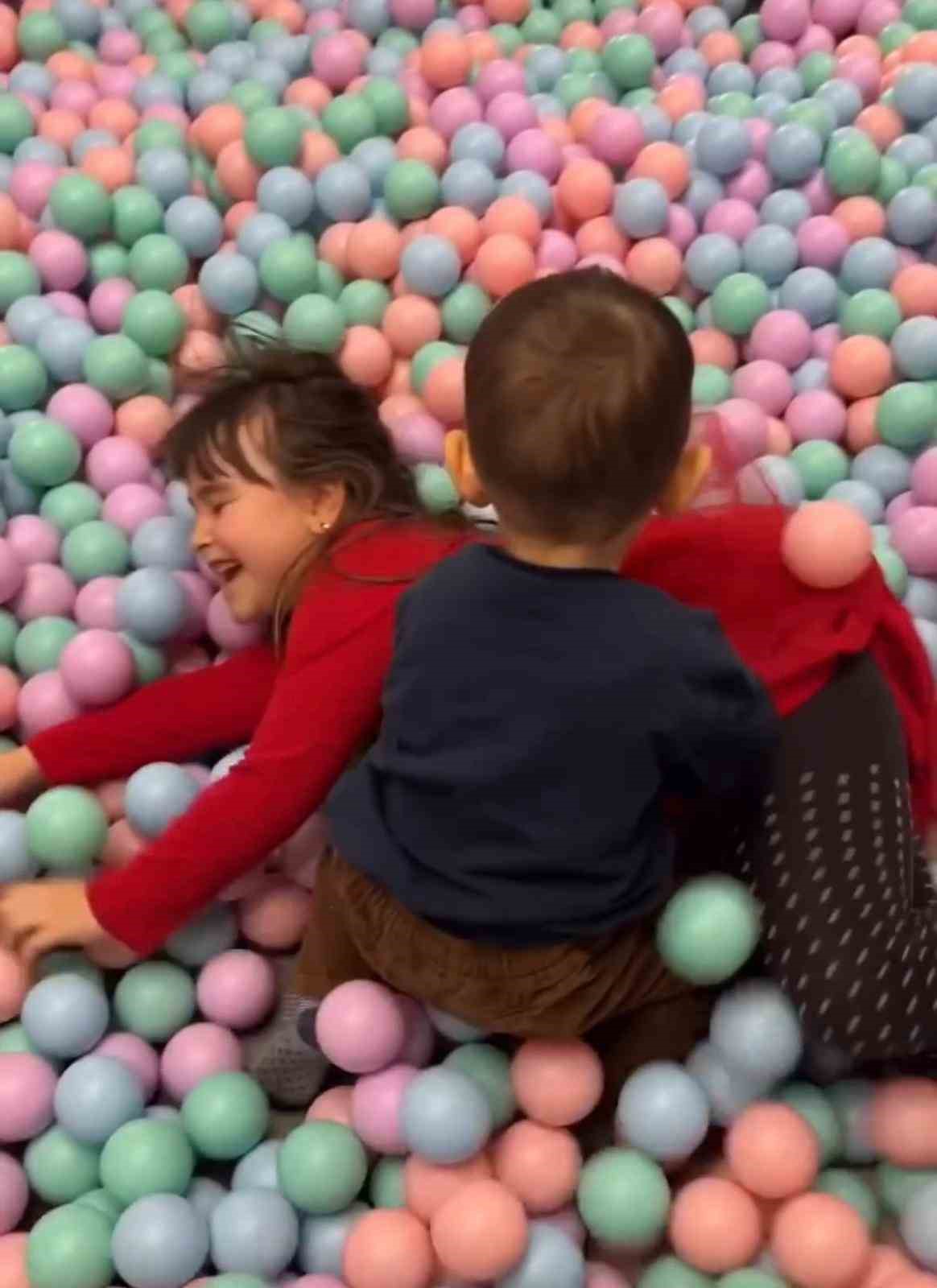 Habersiz değiştiği iddia edilen servisini ararken, 1. sınıf &ouml;ğrencisi Ela hayattan koptu
