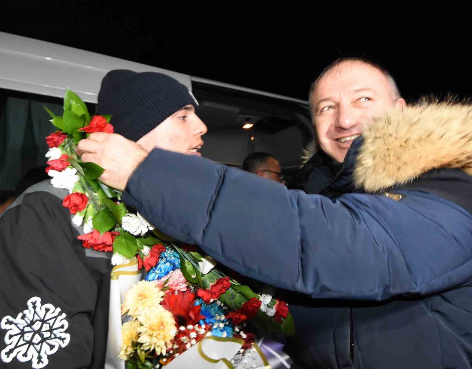 Otizmli İkiz Milli Kayak&ccedil;ılara Erzurum&rsquo;da coşkulu karşılama
