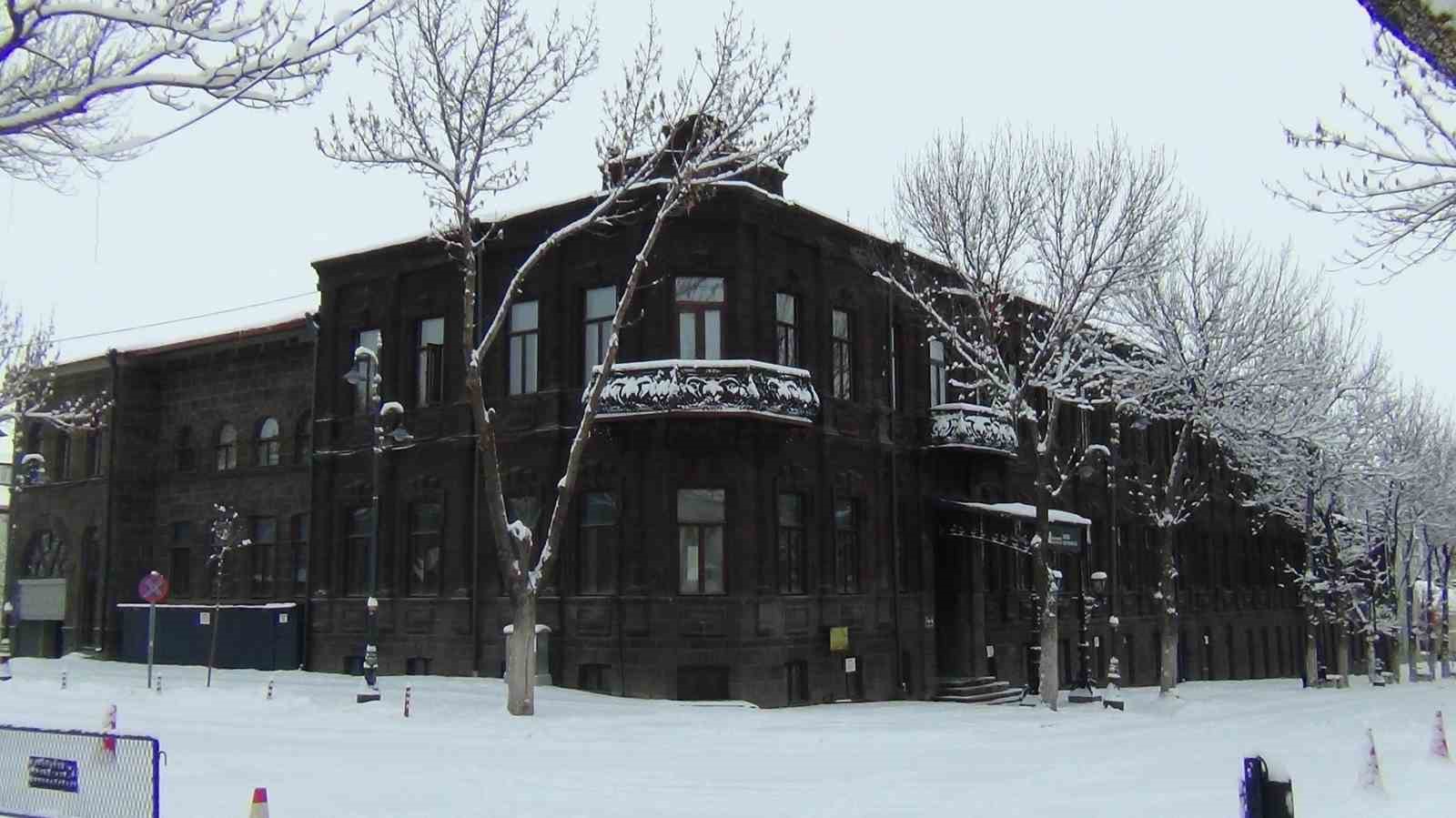 Yeniden beyaza b&uuml;r&uuml;nen Kars havadan g&ouml;r&uuml;nt&uuml;lendi
