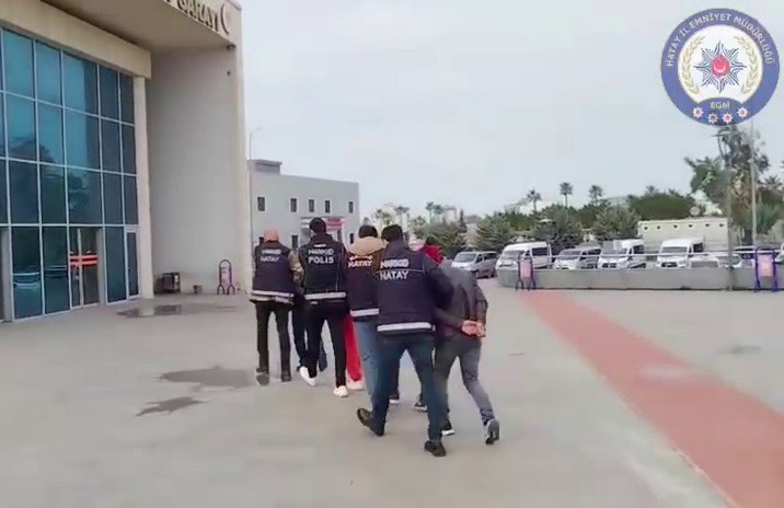 Taksiyle 2 bu&ccedil;uk milyon TL&rsquo;lik uyuşturucu ka&ccedil;ırırken yakalandılar
