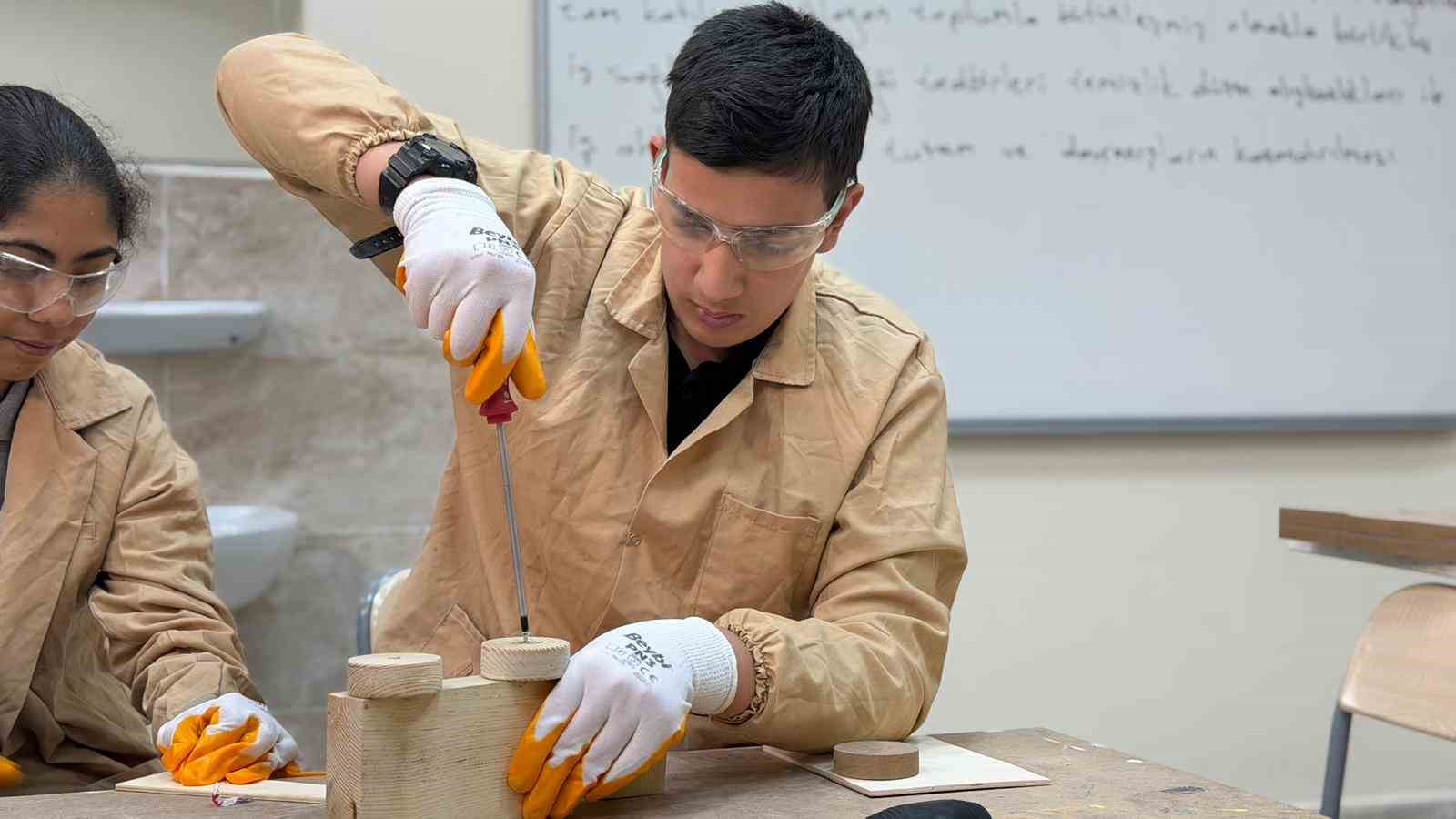 Engelleri ahşapla aşıyorlar: Siverek&rsquo;te &ouml;ğrencilerden sanata dokunuş
