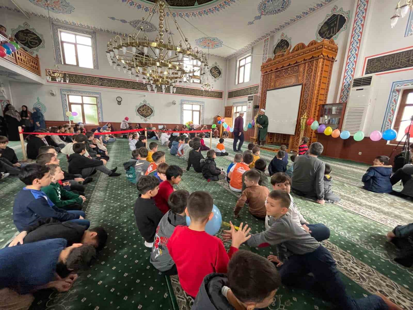 Cami &ccedil;ocuk buluşmasına 300 &ccedil;ocuk katıldı
