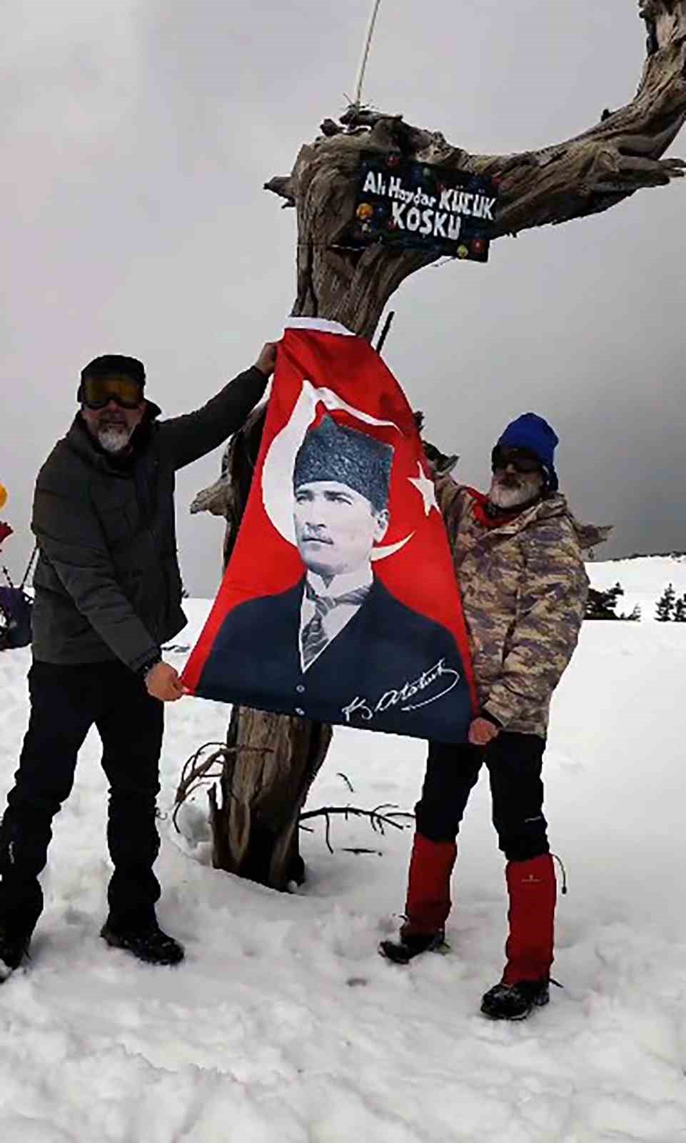 Doğa sporları g&ouml;n&uuml;ll&uuml;leri K&uuml;&ccedil;&uuml;k&rsquo;&uuml; &ouml;l&uuml;m yıl d&ouml;n&uuml;m&uuml;nde Sandras dağında andı
