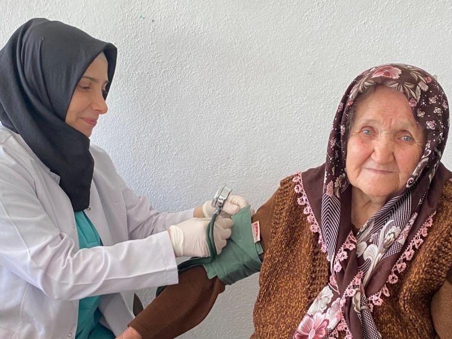 K&ouml;yde yaşayan vatandaşlara kanser taramalarının &ouml;nemi anlatıldı
