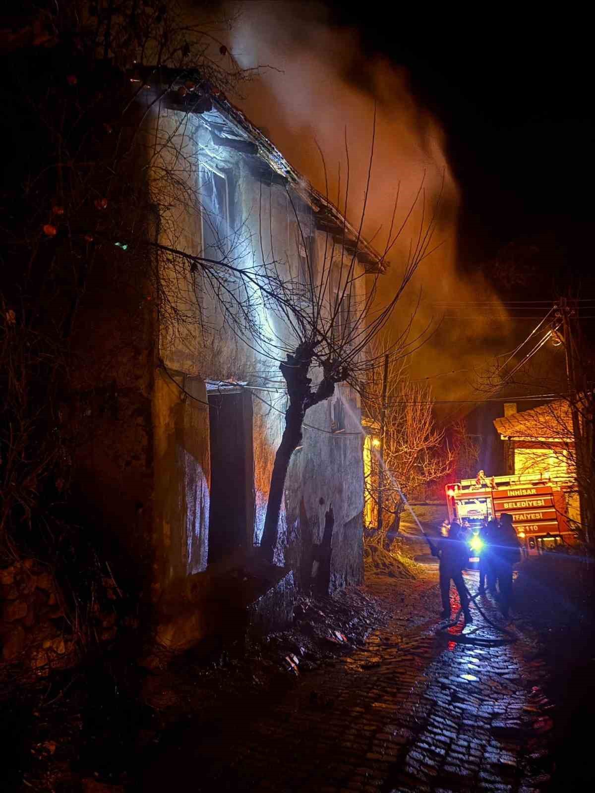 Köy evinde çıkan yangın korkuttu