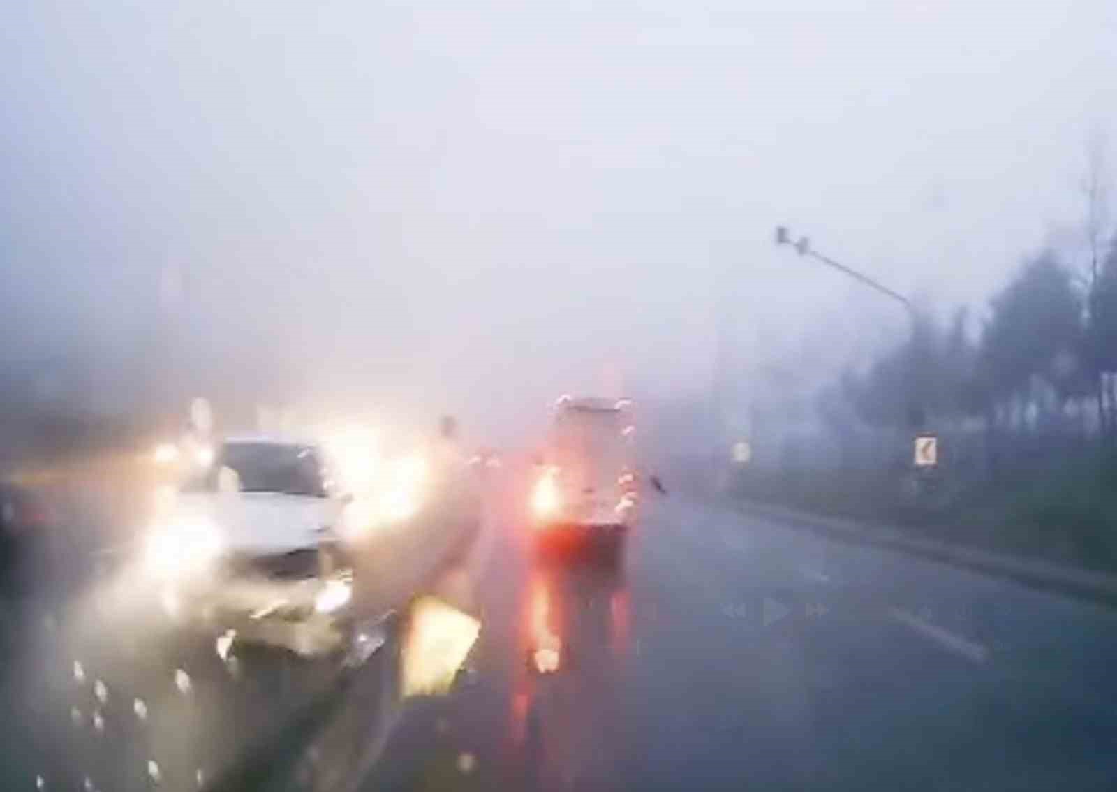 Yağışlı havada kontrolden &ccedil;ıkan otomobil ref&uuml;je &ccedil;ıktı
