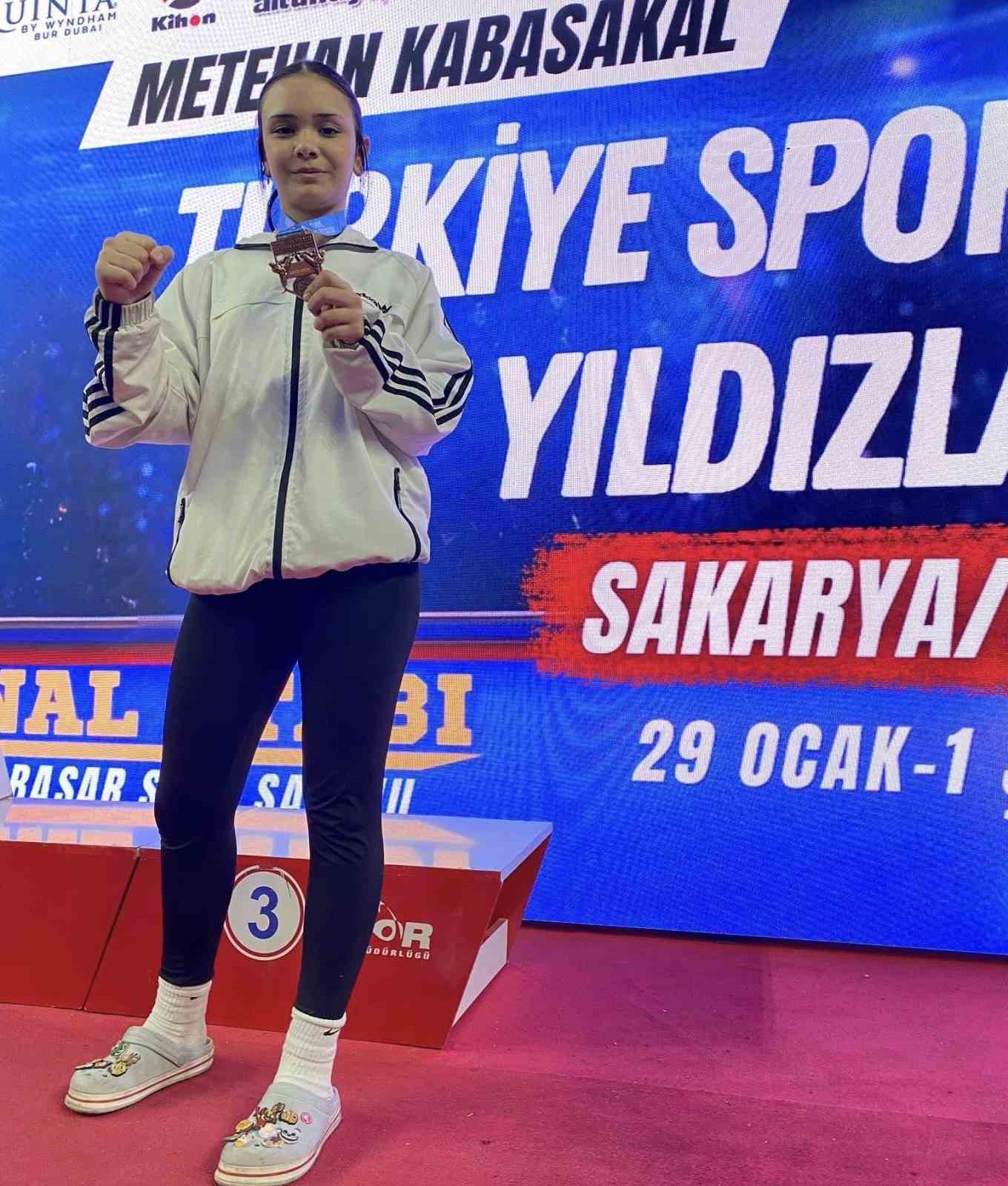 Kayserili karateciler Sakarya&rsquo;dan madalyalar ile d&ouml;nd&uuml;
