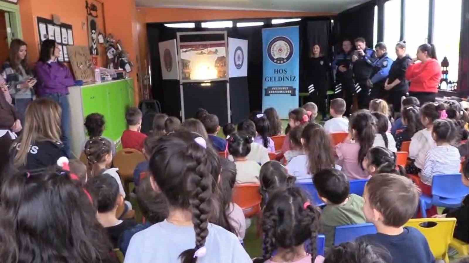 Bayrak sevgisi etkinliğinde minikler keyifli anlar yaşadı
