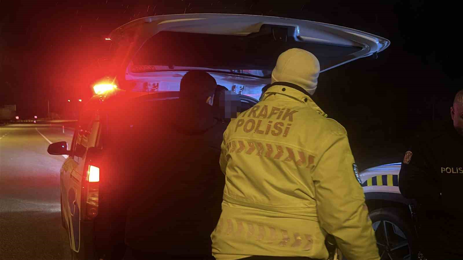 Alkoll&uuml; s&uuml;r&uuml;c&uuml;n&uuml;n kullandığı ara&ccedil; uygulama noktasından ka&ccedil;maya &ccedil;alışırken şarampole d&uuml;şt&uuml;
