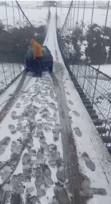 Kars’ta asma köprüde korku dolu anlar: Otomobil buzda kayarak asılı kaldı