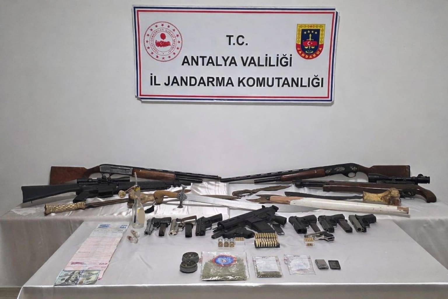 Antalya’da operasyon yapılan evde çok sayıda silah ele geçirildi