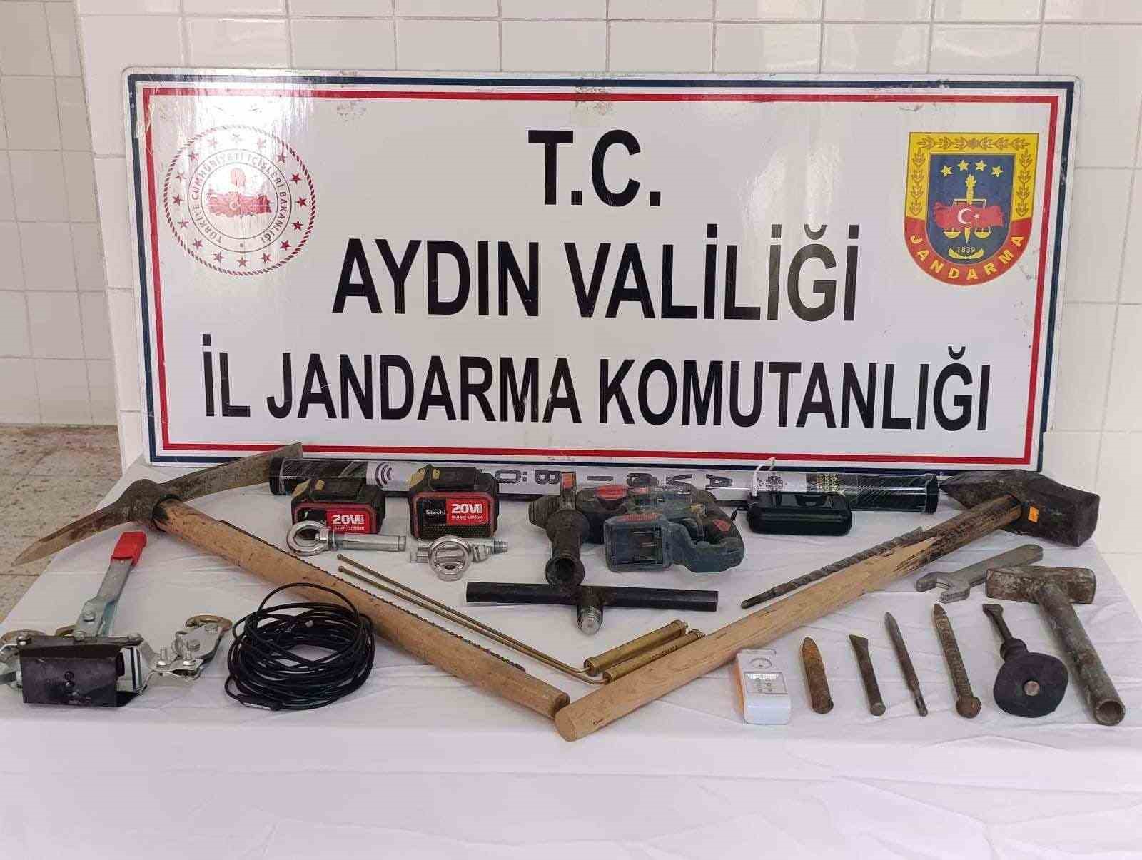 Çine’de kaçak kazıya jandarmadan suçüstü operasyon: 3 gözaltı