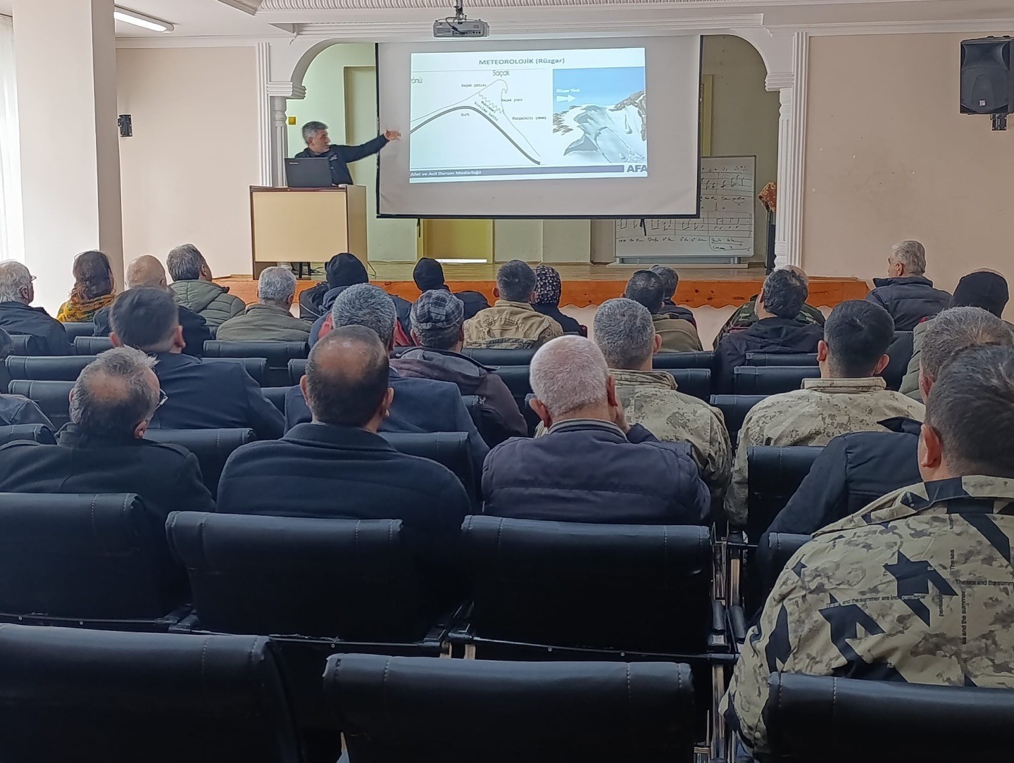 Kemaliye’de muhtarlar çığ tehlikesine karşı bilgilendirildi