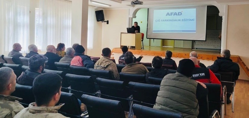 Kemaliye&rsquo;de muhtarlar &ccedil;ığ tehlikesine karşı bilgilendirildi
