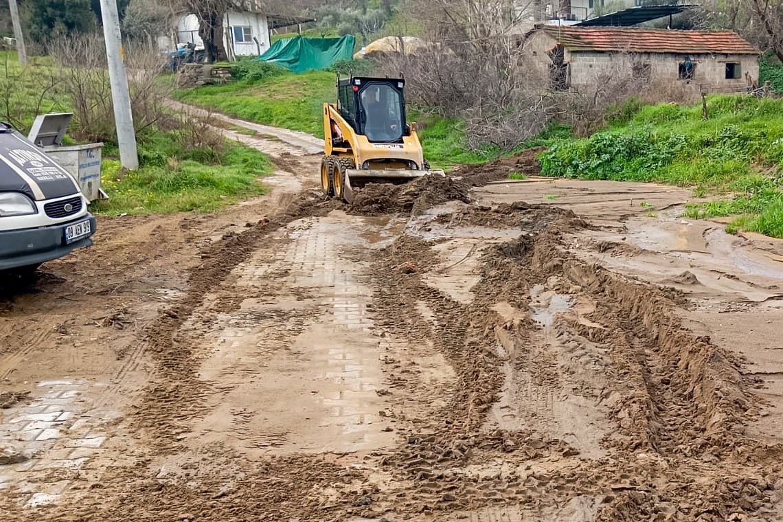 Yağış sonrası belediye ekipleri sahaya indi