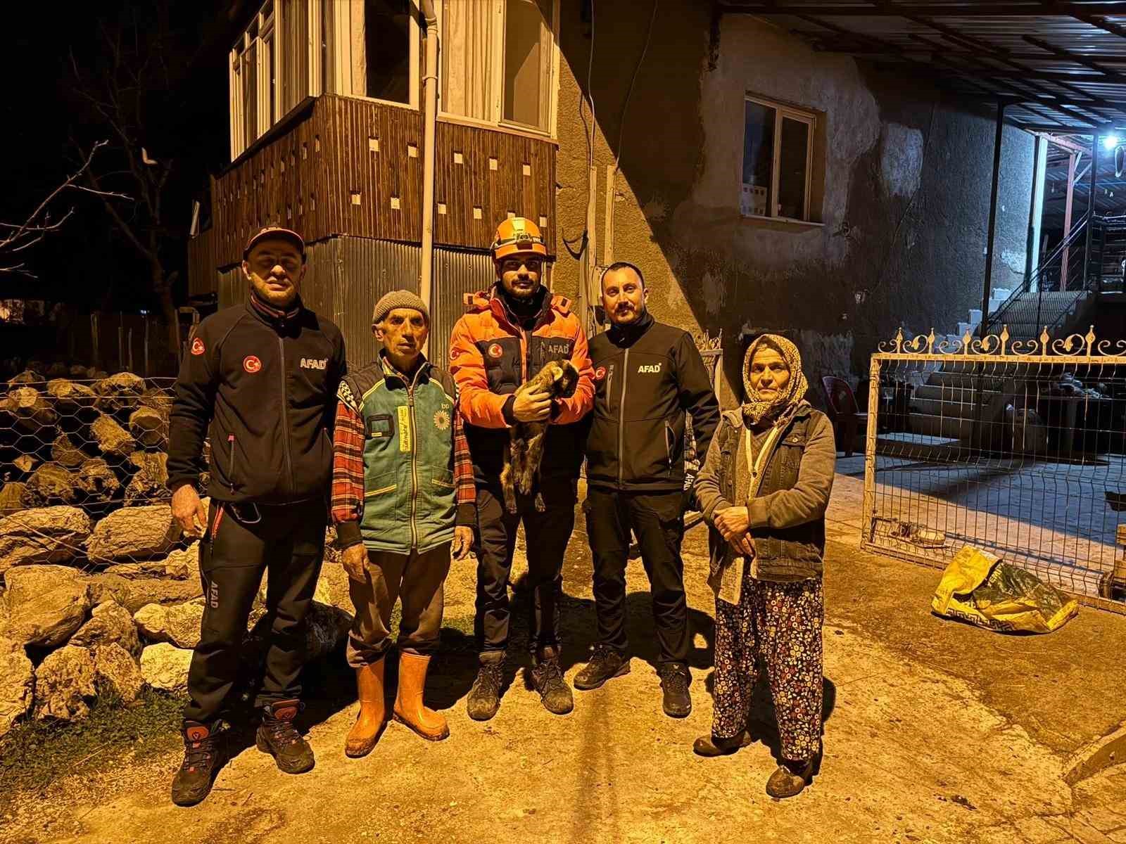 Burdur’da kuyuya düşen oğlak ekipler tarafından kurtarıldı