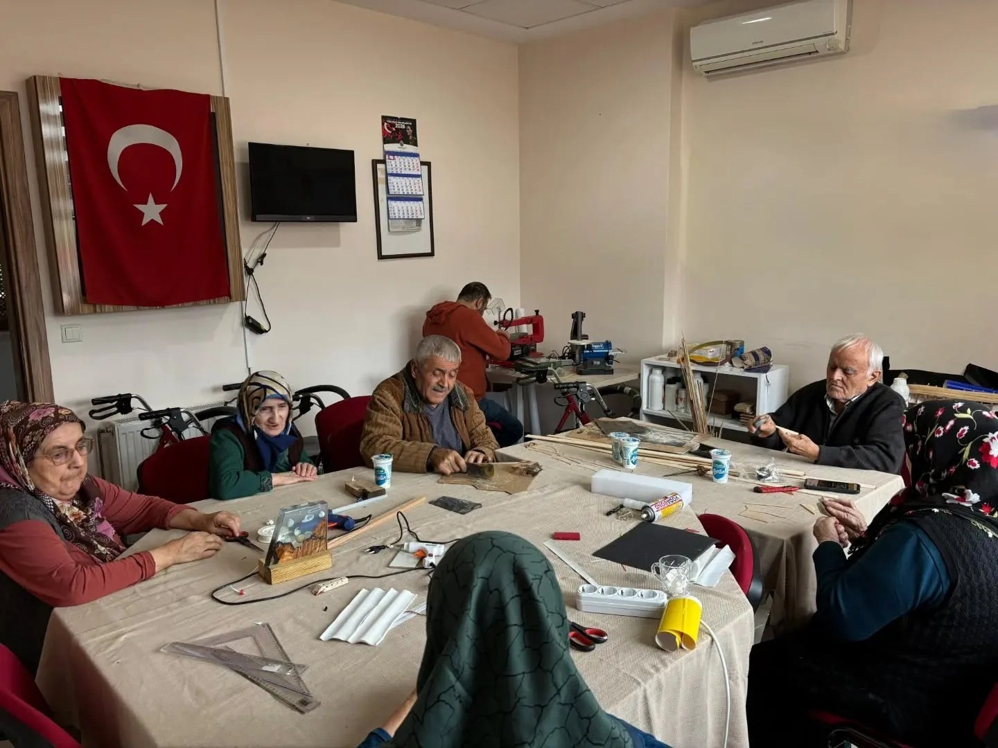 Sinop’ta huzurevi sakinleri, ceviz kabuğu ile minyatür eşyalar üretiyor