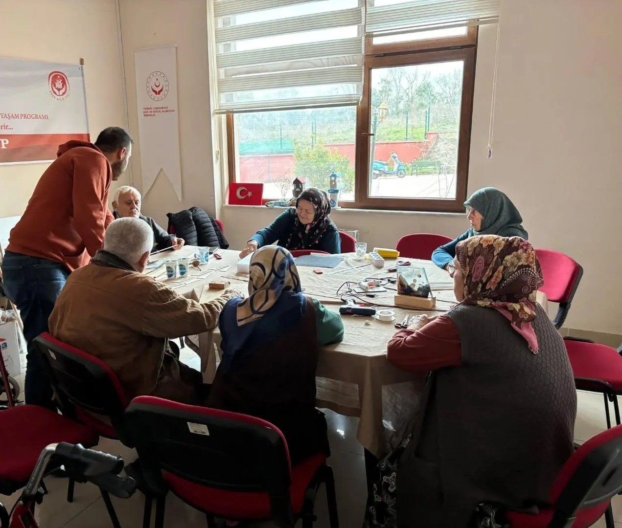 Sinop&rsquo;ta huzurevi sakinleri, ceviz kabuğu ile minyat&uuml;r eşyalar &uuml;retiyor
