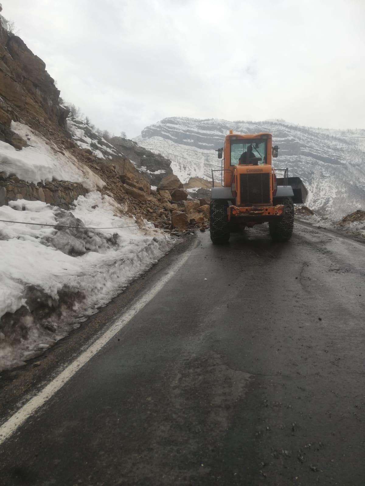 Şırnak&rsquo;ta dev kaya par&ccedil;aları yola d&uuml;şt&uuml;
