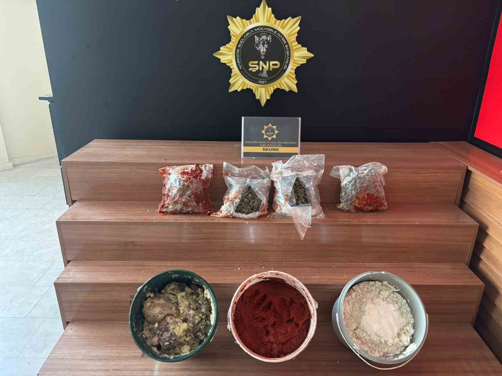 Salça ve peynir kovalarından uyuşturucu çıktı