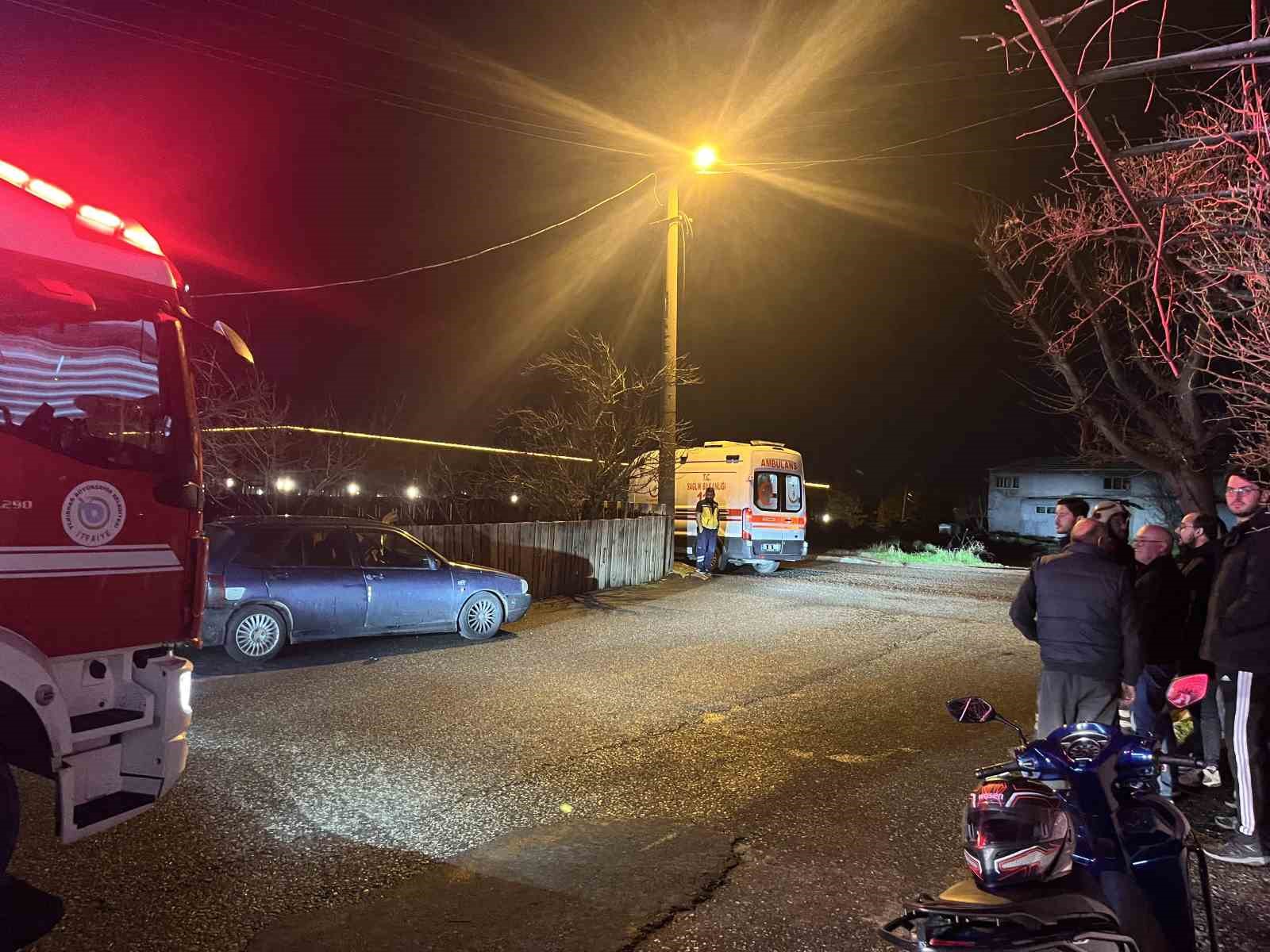 Tekirdağ&rsquo;da otomobil bah&ccedil;e duvarına &ccedil;arptı
